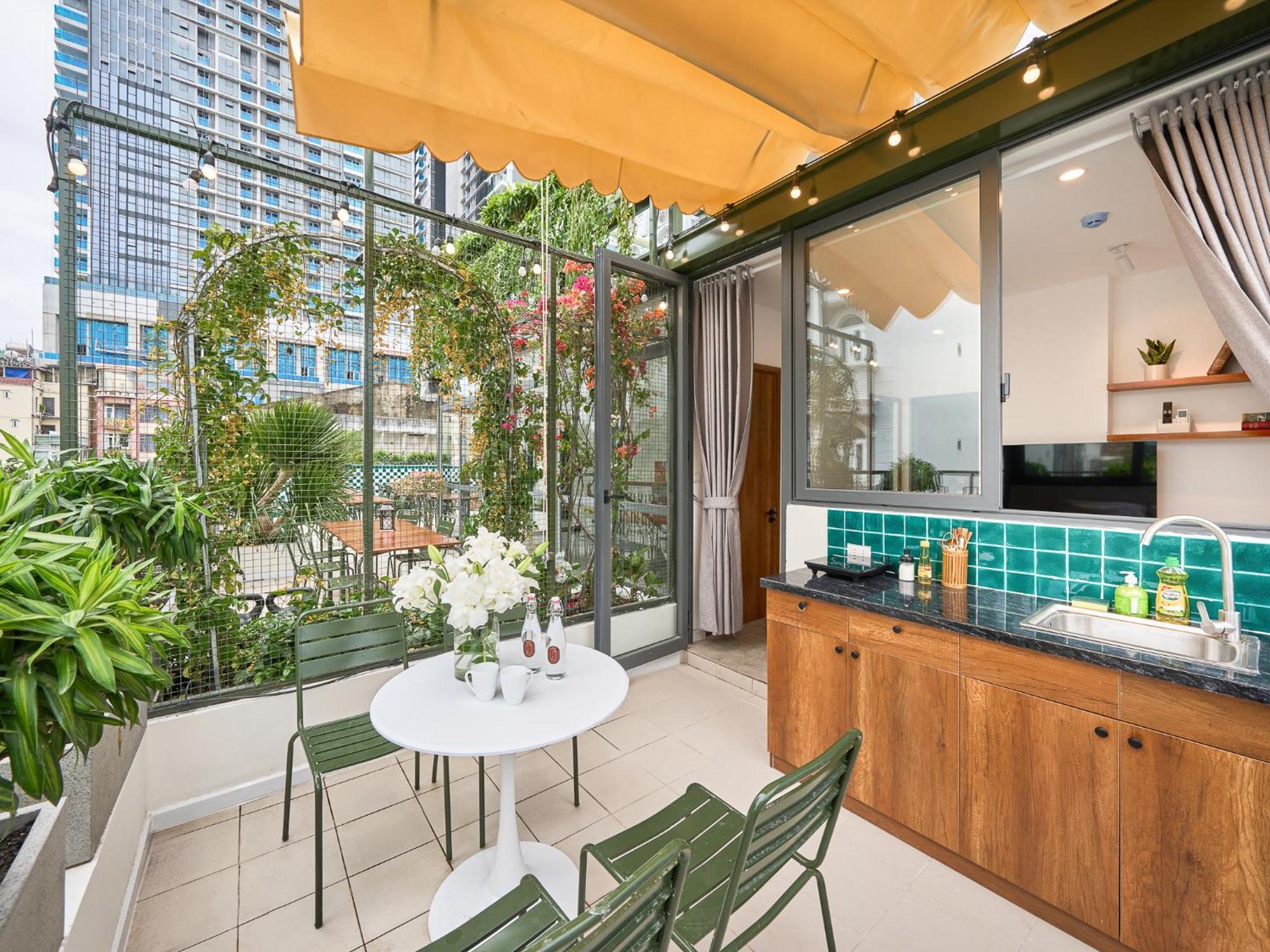 Saigon Night-life Complex-100m2 Rooftop Pool-elevator-heart Of District 1 Apartment *